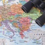 Carte du monde avec une jumelle posée dessus