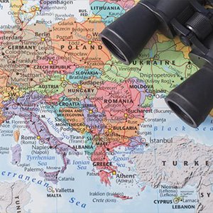 Carte du monde avec une jumelle posée dessus