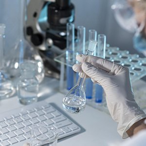 Scientifique faisant une expérience dans un laboratoire